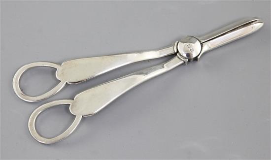 A pair of Edwardian silver grape shears, Length 165 mm Weight 2.7oz/85 grms